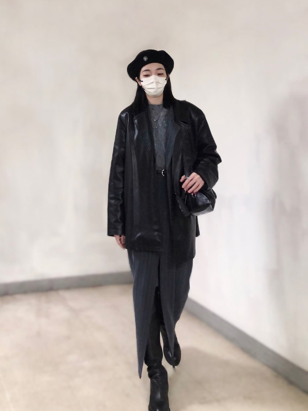 ブラック系のスーツジャケット、グレー系のスーツジャケット、グレー系のニット/セーターを着用したレディースの春コーディネートの2枚目の写真