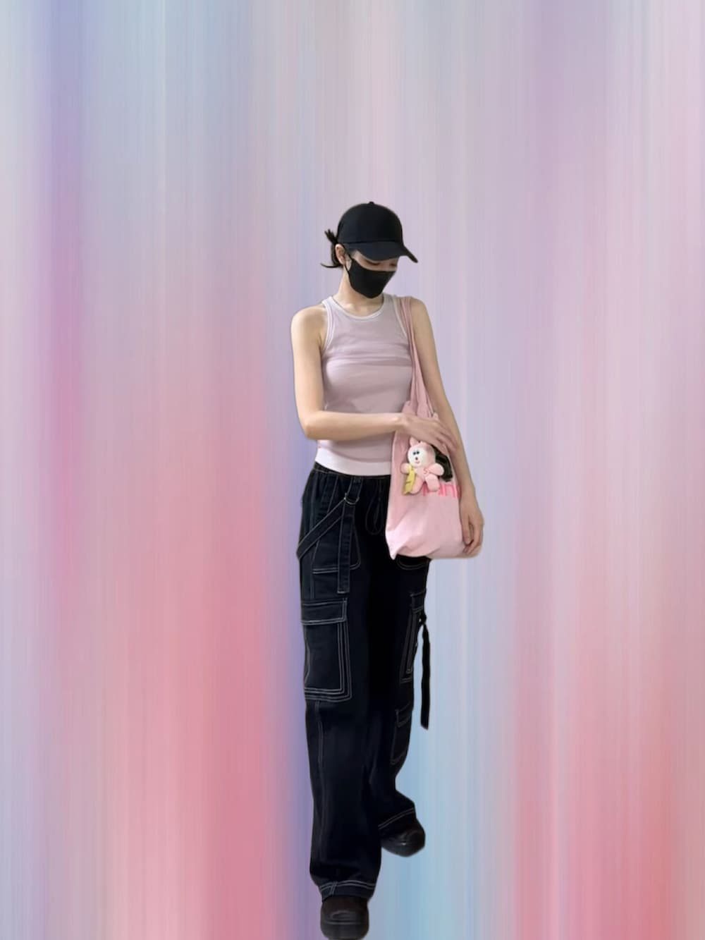 その他のタンクトップ、ブラック系のパンツ、ピンク系のショルダーバッグを着用したレディースの夏コーディネートの2枚目の写真