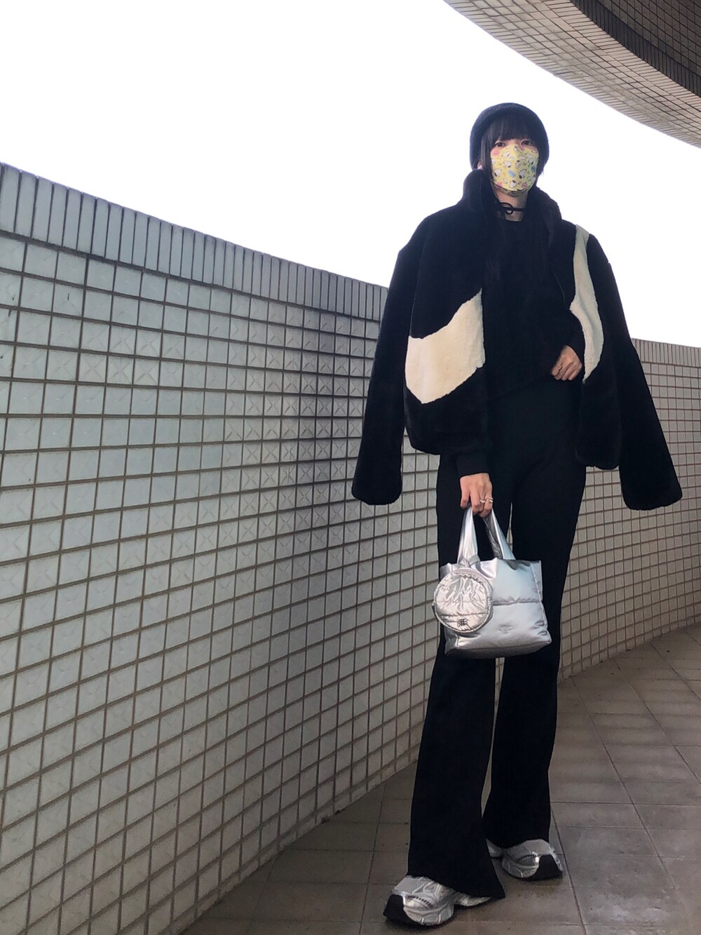 その他のキャミソール、ブラック系のスウェット、ブラック系のその他アウターを着用したレディースの冬コーディネートの2枚目の写真