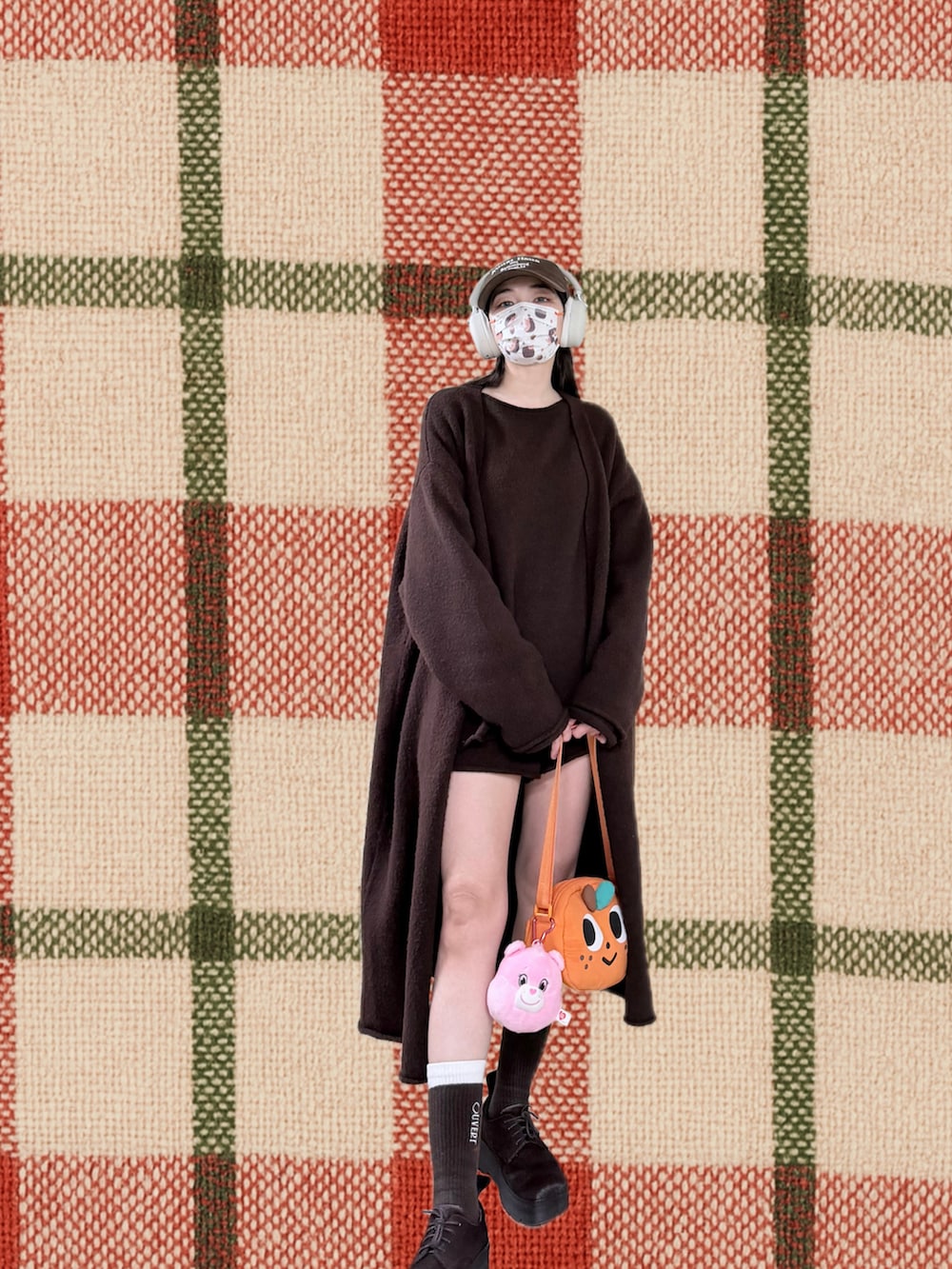 ブラウン系のニット/セーター、ブラウン系のピーコート、ブラウン系のその他パンツを着用したレディースの冬コーディネートの2枚目の写真