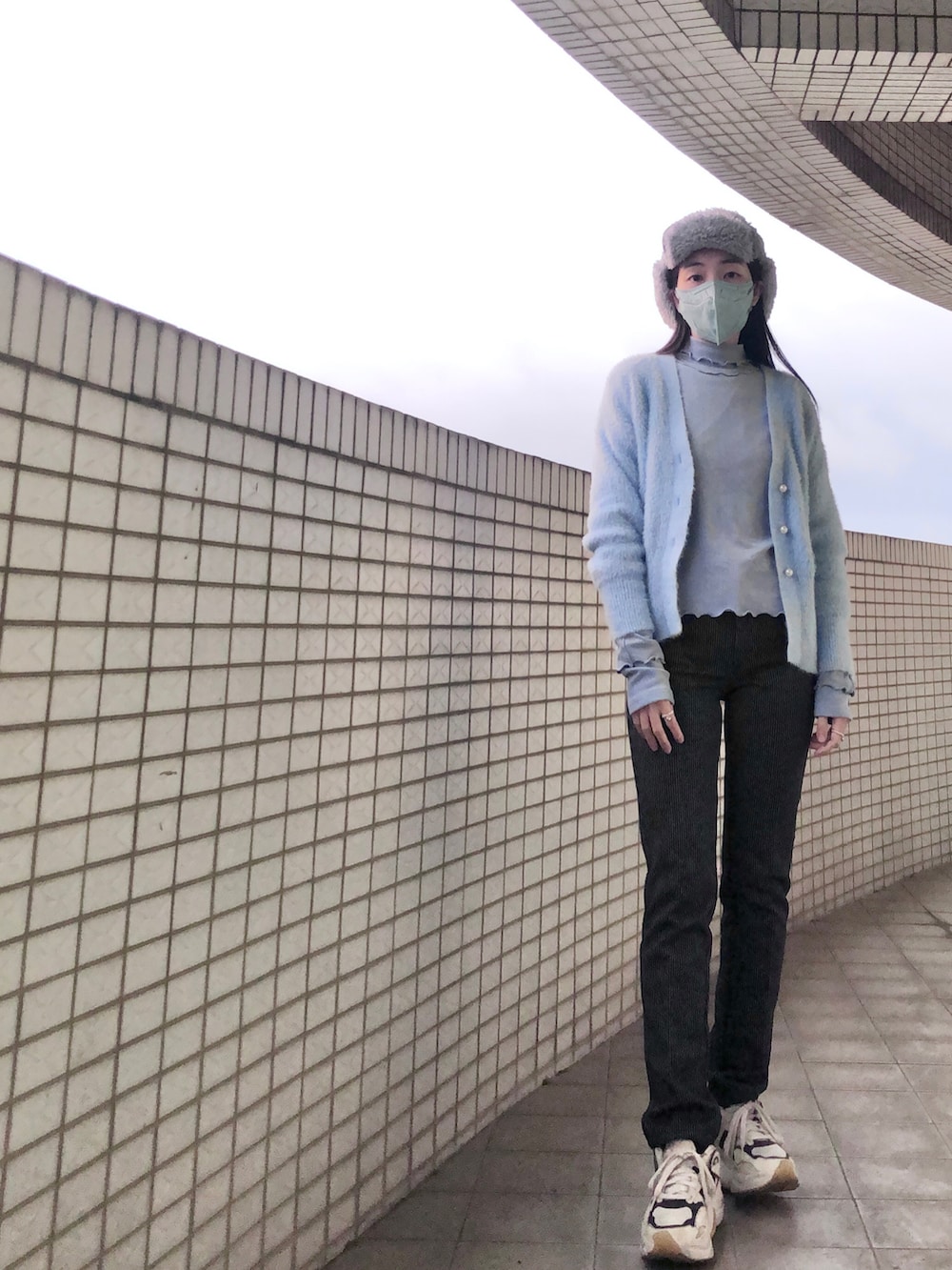 ブルー系のTシャツ/カットソー、ブラック系のジャケット/アウター、シルバー系のバックパック/リュックを着用したレディースの冬コーディネートの2枚目の写真