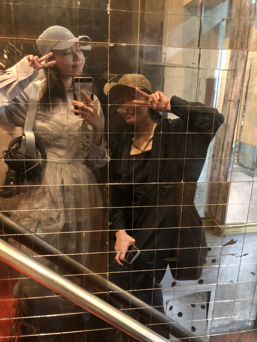 その他のシャツ/ブラウス、グレー系のジャンパースカート、その他のショルダーバッグを着用したレディースの春コーディネートの3枚目の写真