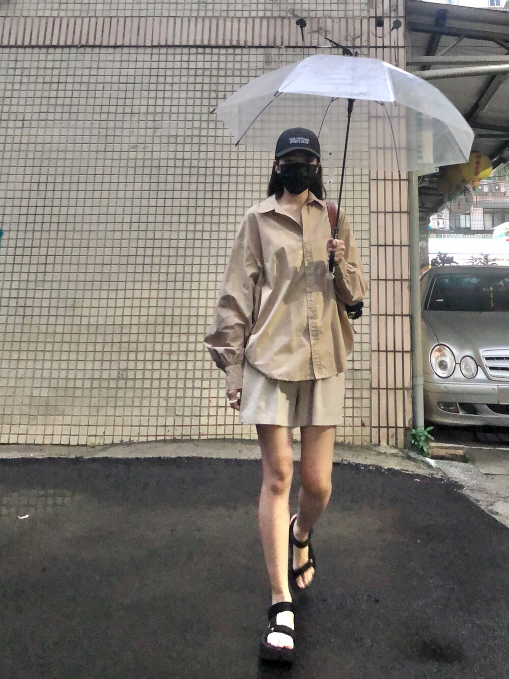 ブラック系のサンダル、ベージュ系のシャツ/ブラウス、ベージュ系のスーツパンツを着用したレディースの春コーディネートの4枚目の写真