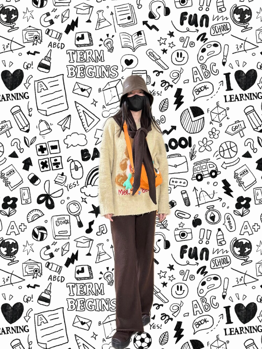 イエロー系のニット/セーター、ブラック系のノーカラージャケット、ブラウン系のその他パンツを着用したレディースの冬コーディネートの3枚目の写真