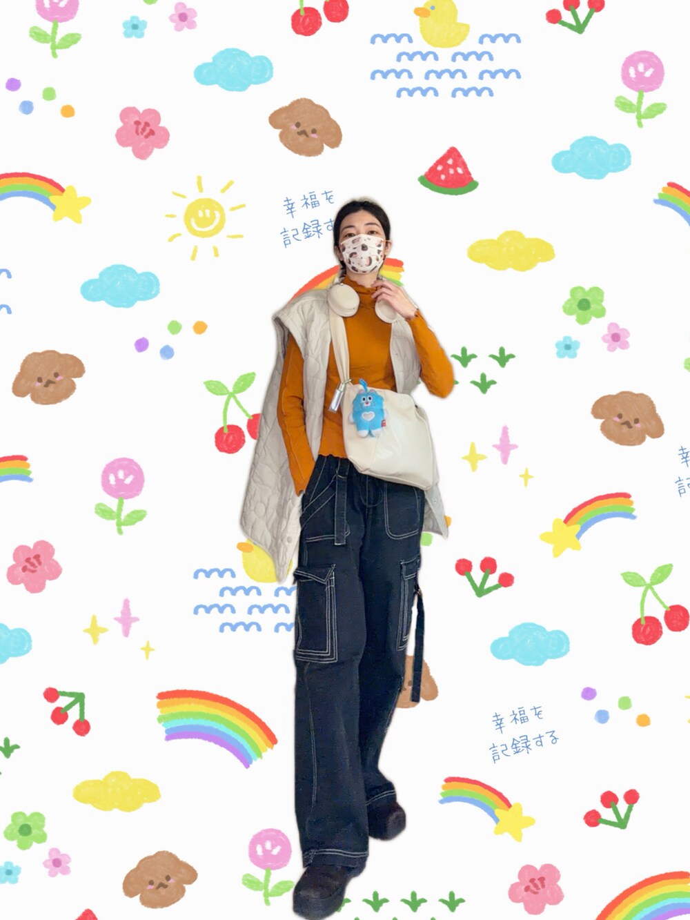 オレンジ系のTシャツ/カットソー、ブラック系のパンツ、ベージュ系のバッグを着用したレディースの春コーディネートの2枚目の写真