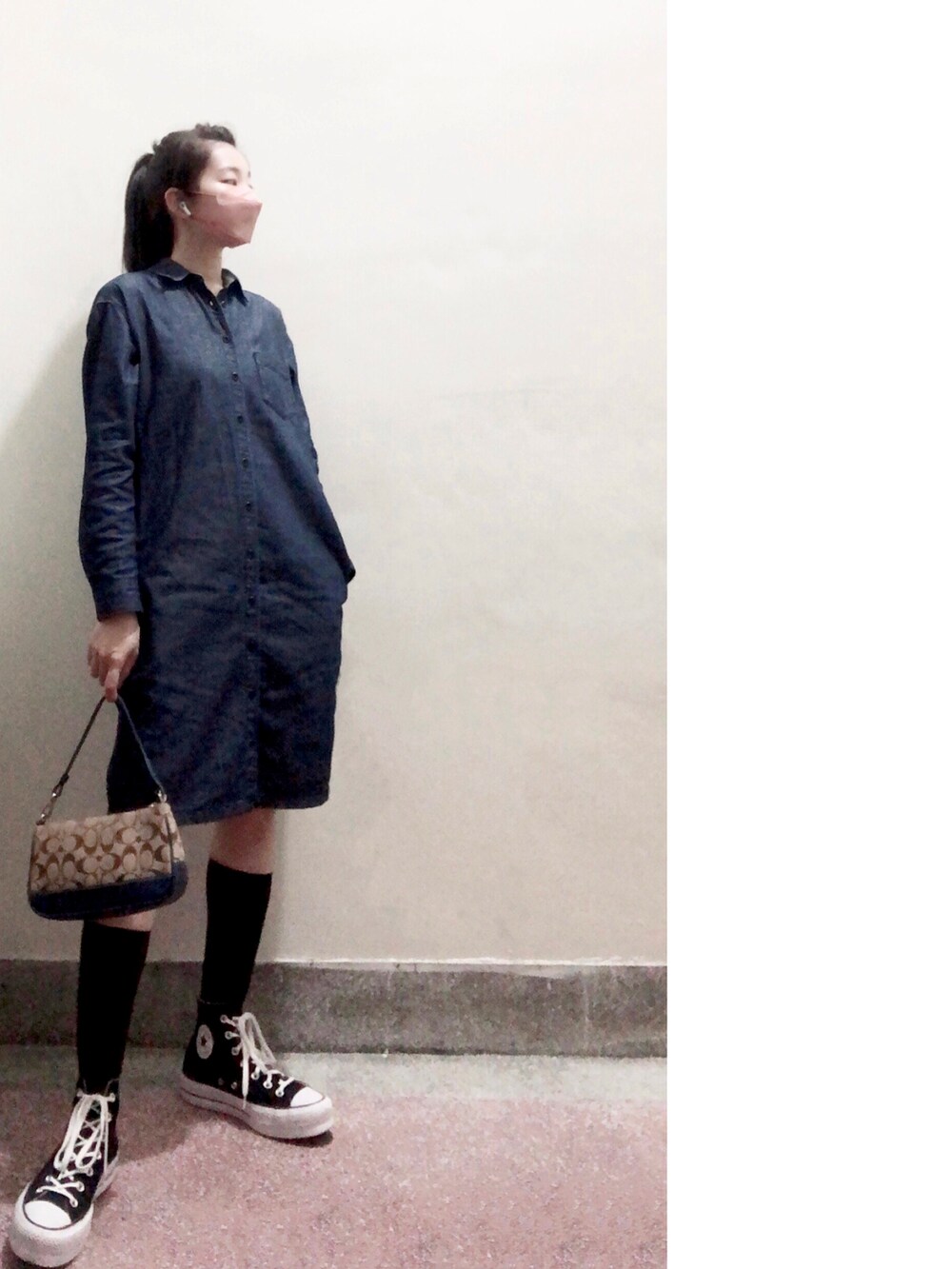 ブルー系のワンピース、その他のバッグ、ブラック系のシューズを着用したレディースの春コーディネートの2枚目の写真