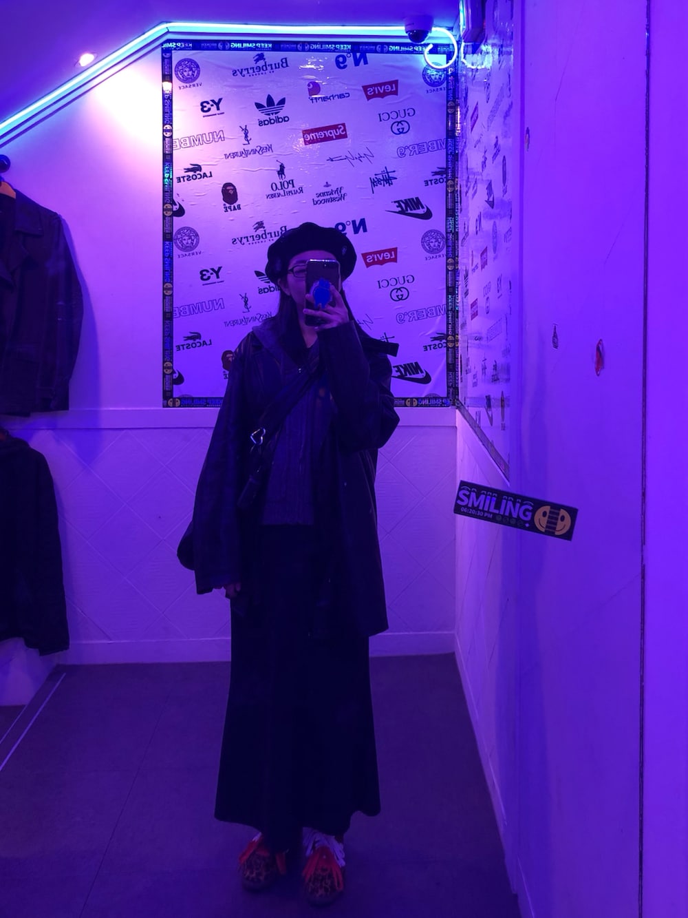 ブラック系のスーツジャケット、グレー系のジャケット/アウター、ブラック系のショルダーバッグを着用したレディースの春コーディネートの4枚目の写真