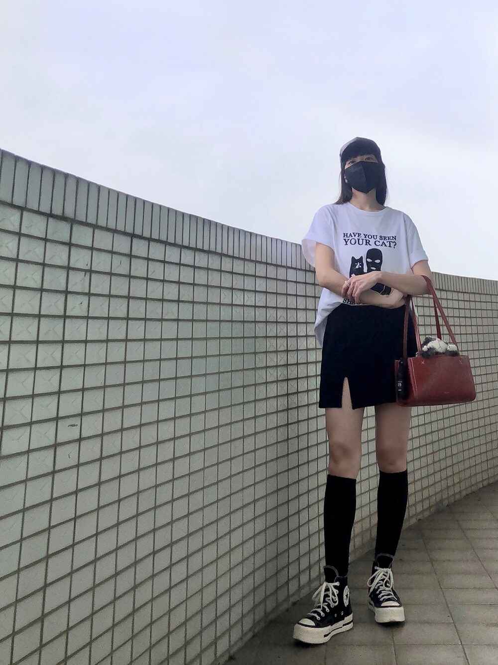 ホワイト系のTシャツ/カットソー、ブラック系のスカート、ブラック系のスーツジャケットを着用したレディースの春コーディネートの3枚目の写真
