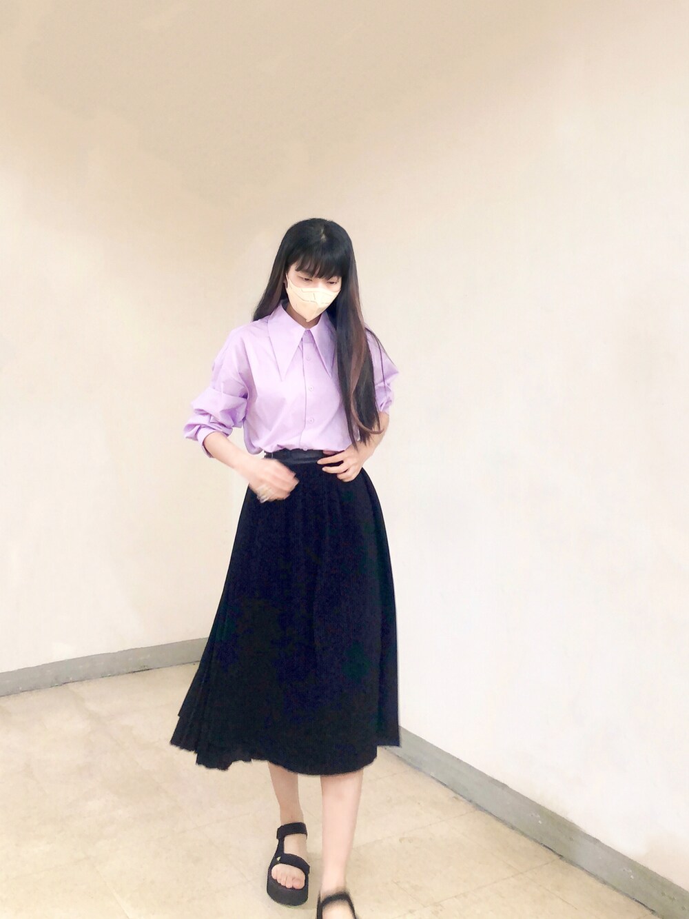 パープル系のシャツ/ブラウス、ブラック系のスカート、ブラック系のバッグを着用したレディースの夏コーディネートの4枚目の写真