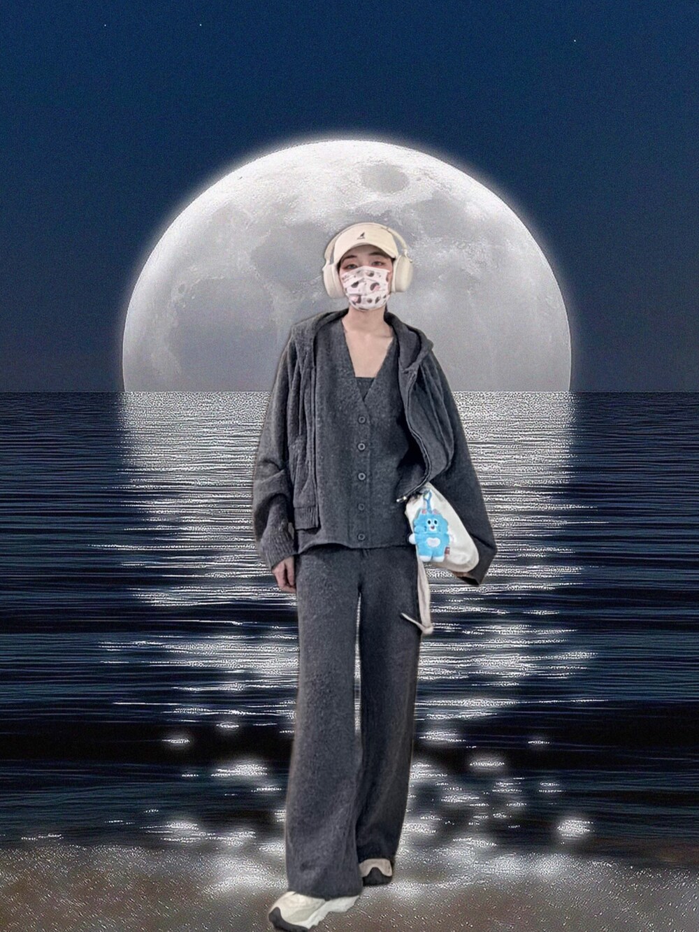 グレー系のベスト、グレー系のキャミソール、グレー系のジャケット/アウターを着用したレディースの春コーディネートの4枚目の写真