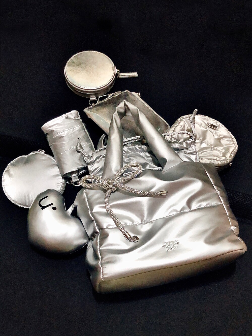 ブラック系のチューブトップ、ブラック系のトップス、ブラック系のスカートを着用したレディースの夏コーディネートの5枚目の写真