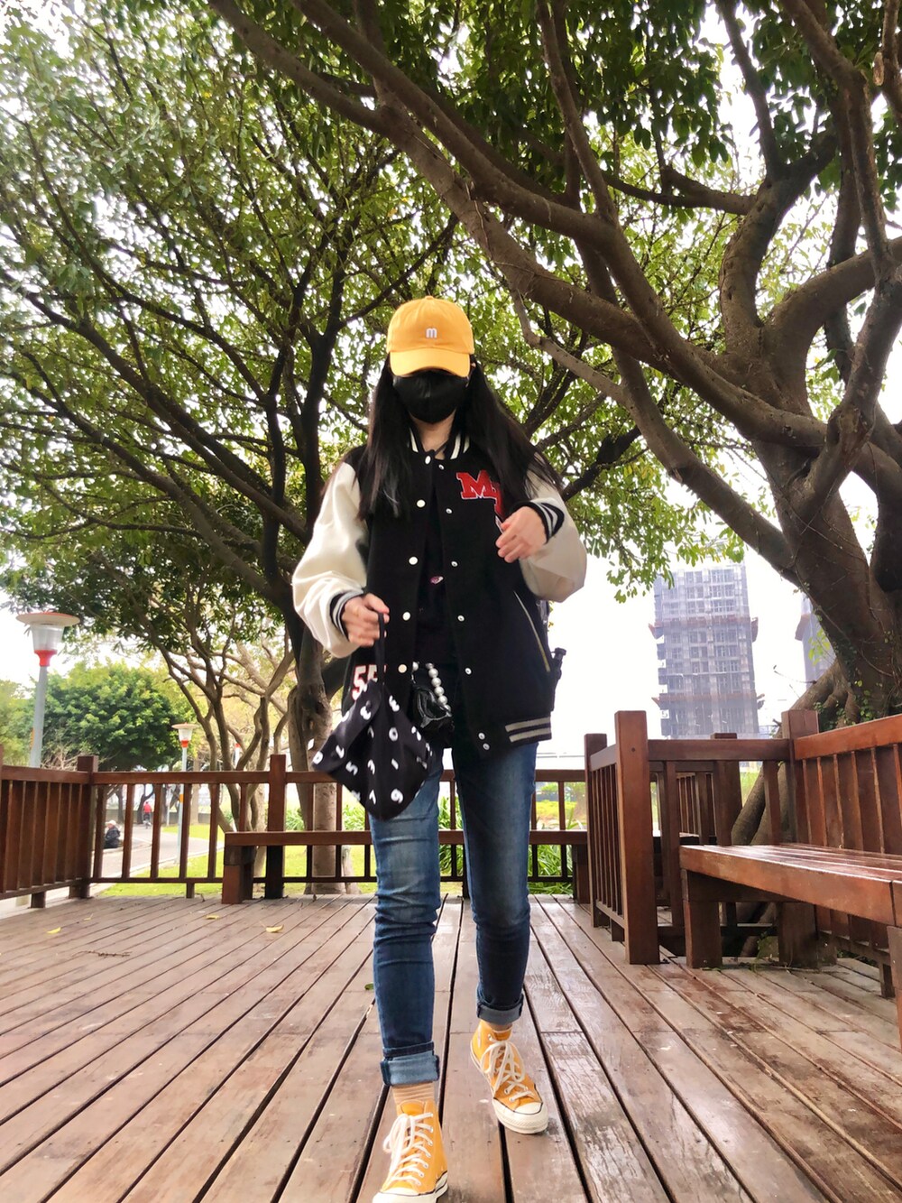 ブラック系のジャケット/アウター、ブルー系のノーカラージャケット、イエロー系のスニーカーを着用したレディースの冬コーディネートの2枚目の写真