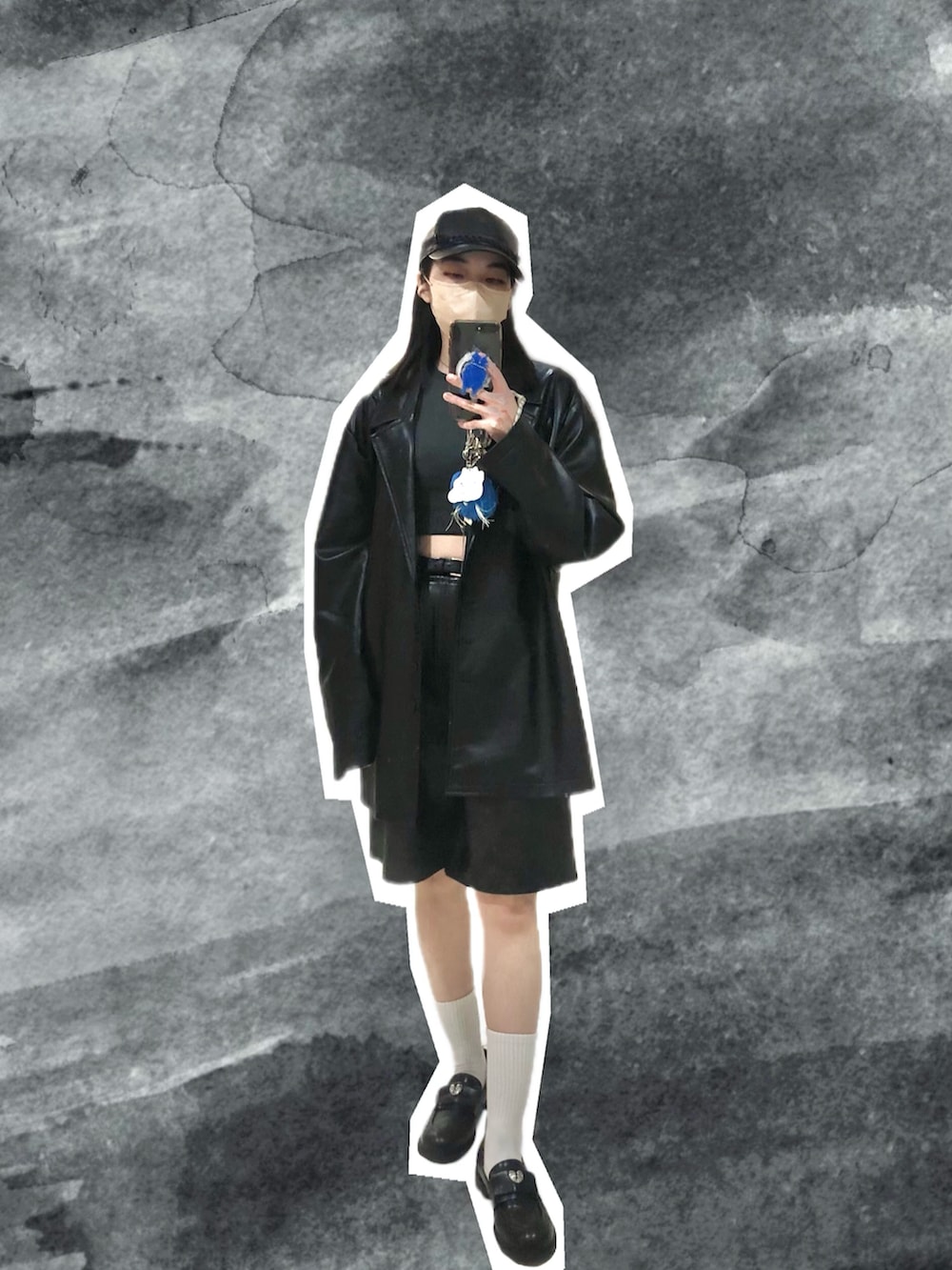 ブラック系のスーツジャケット、グレー系のTシャツ/カットソー、ブラック系のパンツを着用したレディースの春コーディネートの3枚目の写真