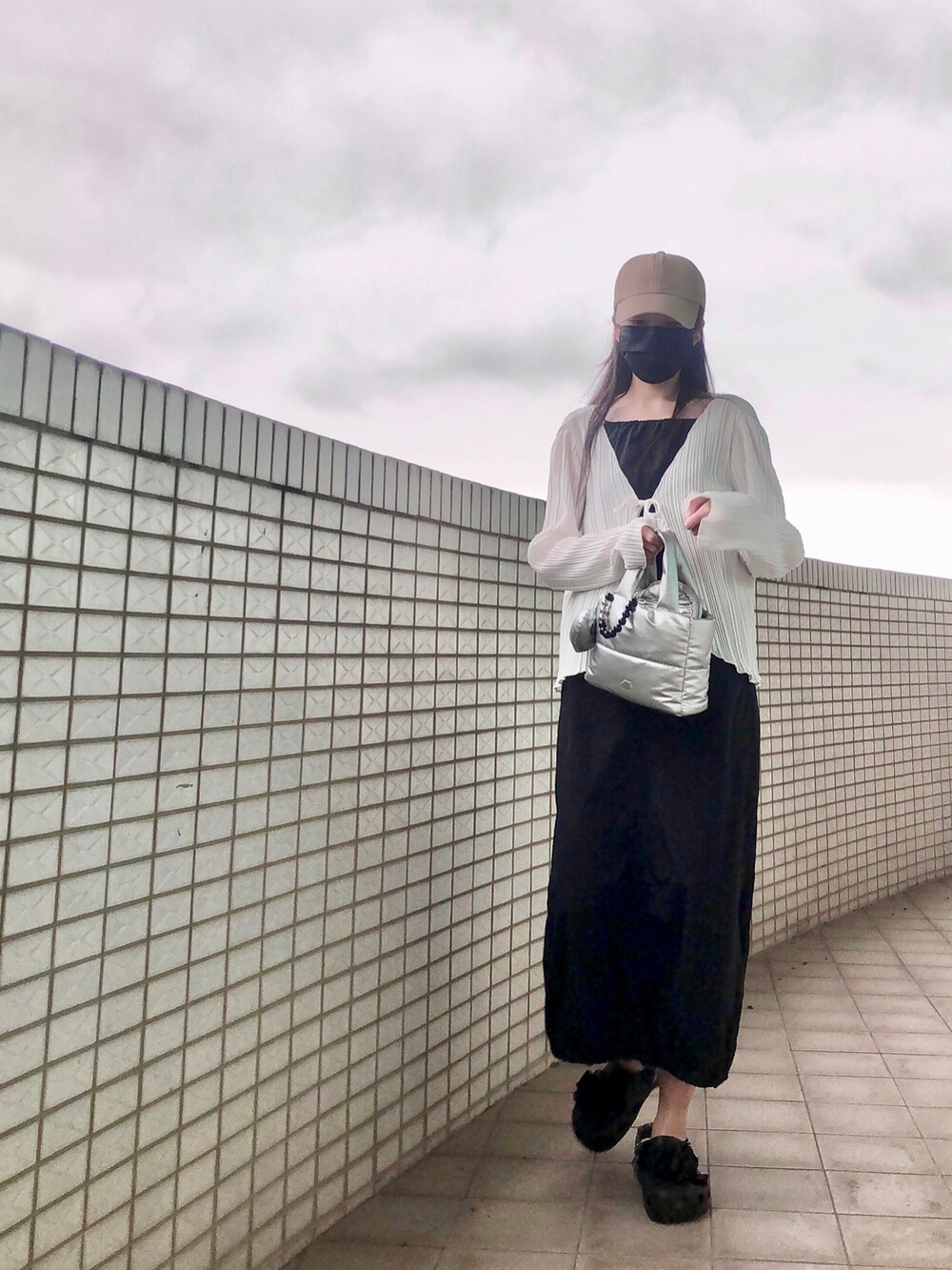 ブラック系のサンダル、その他のノーカラージャケット、ブラック系のジャンパースカートを着用したレディースの春コーディネートの2枚目の写真