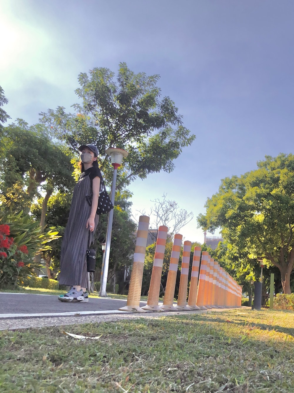 その他のスニーカー、ブラック系のTシャツ/カットソー、グレー系のジャンパースカートを着用したレディースの秋コーディネートの3枚目の写真