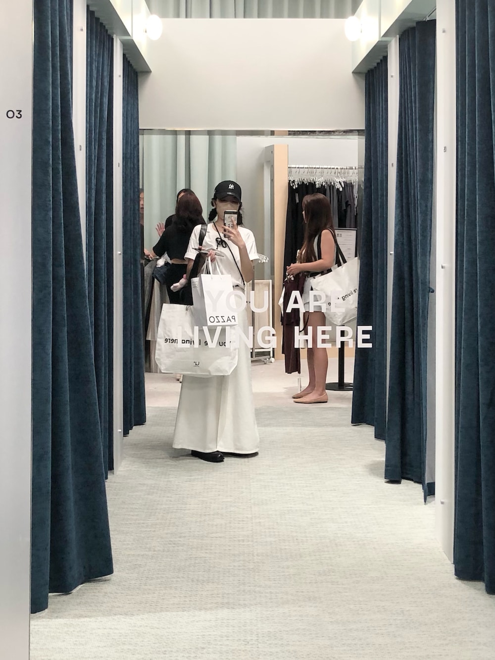 ホワイト系のTシャツ/カットソー、ホワイト系のデニムスカート、その他のショルダーバッグを着用したレディースの夏コーディネートの2枚目の写真