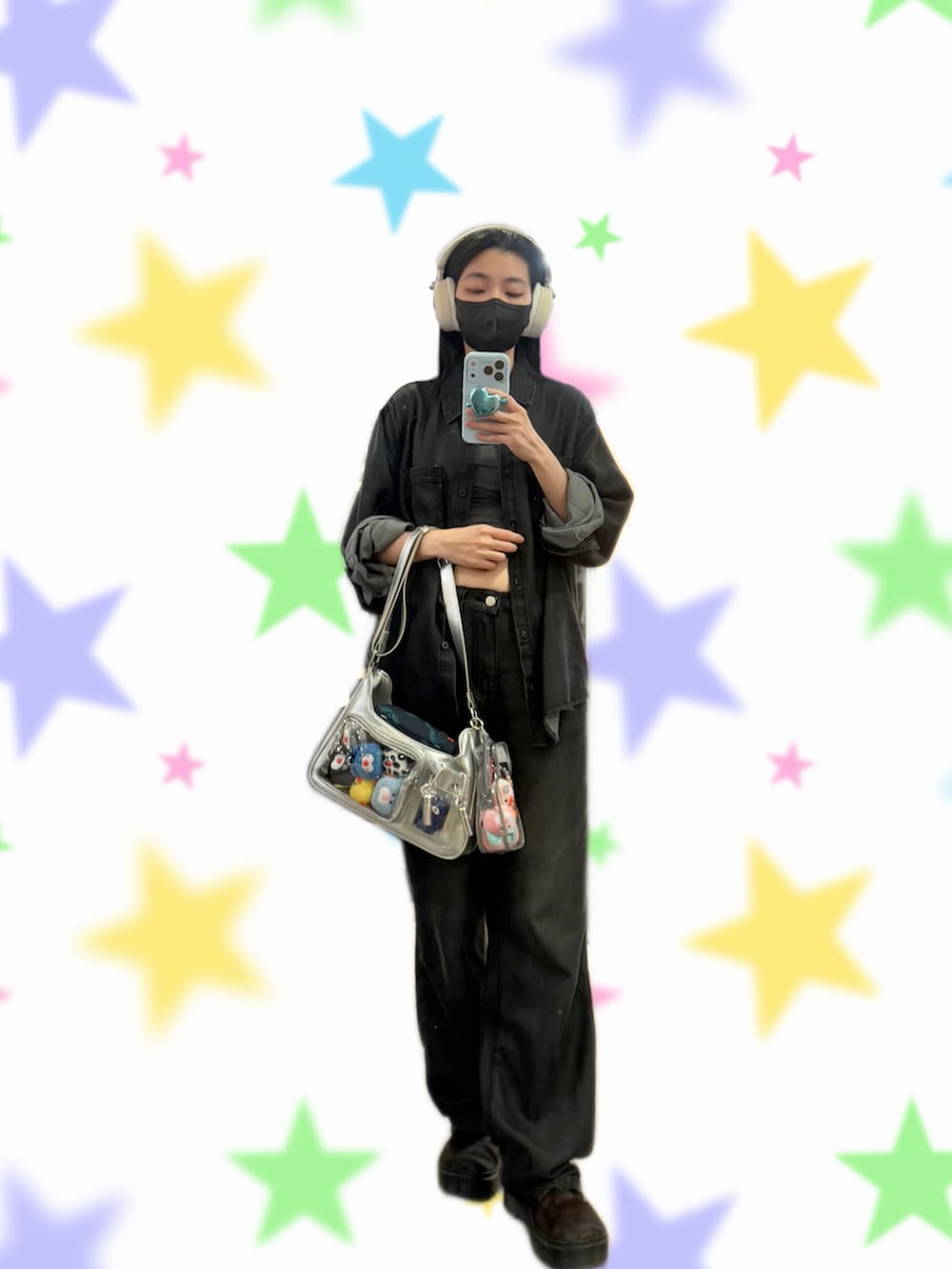 ブラック系のシャツ/ブラウス、グレー系のその他トップス、ブラック系のデニムパンツを着用したレディースの夏コーディネートの2枚目の写真
