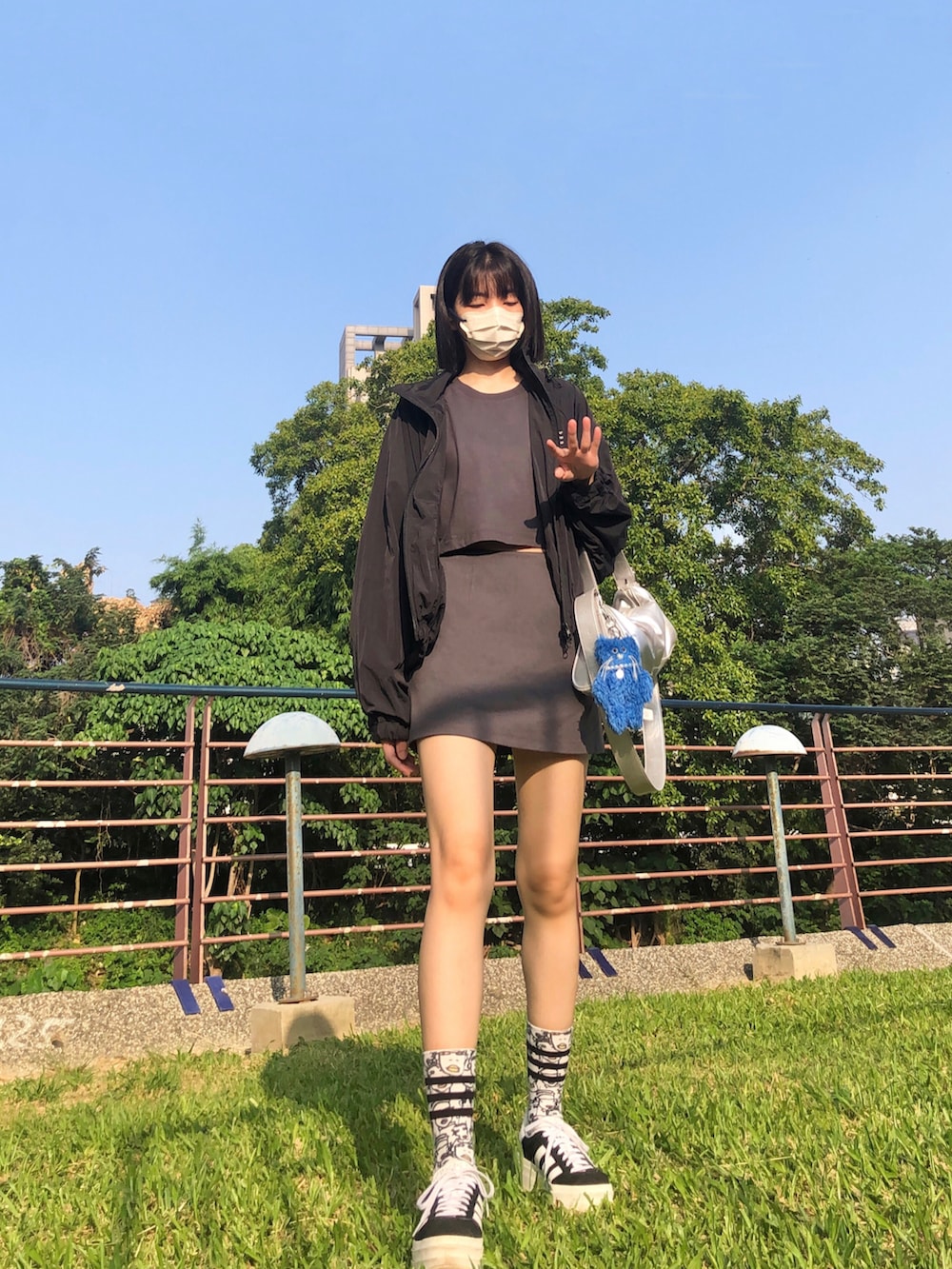 グレー系のTシャツ/カットソー、グレー系のスカート、その他のショルダーバッグを着用したレディースの秋コーディネートの2枚目の写真
