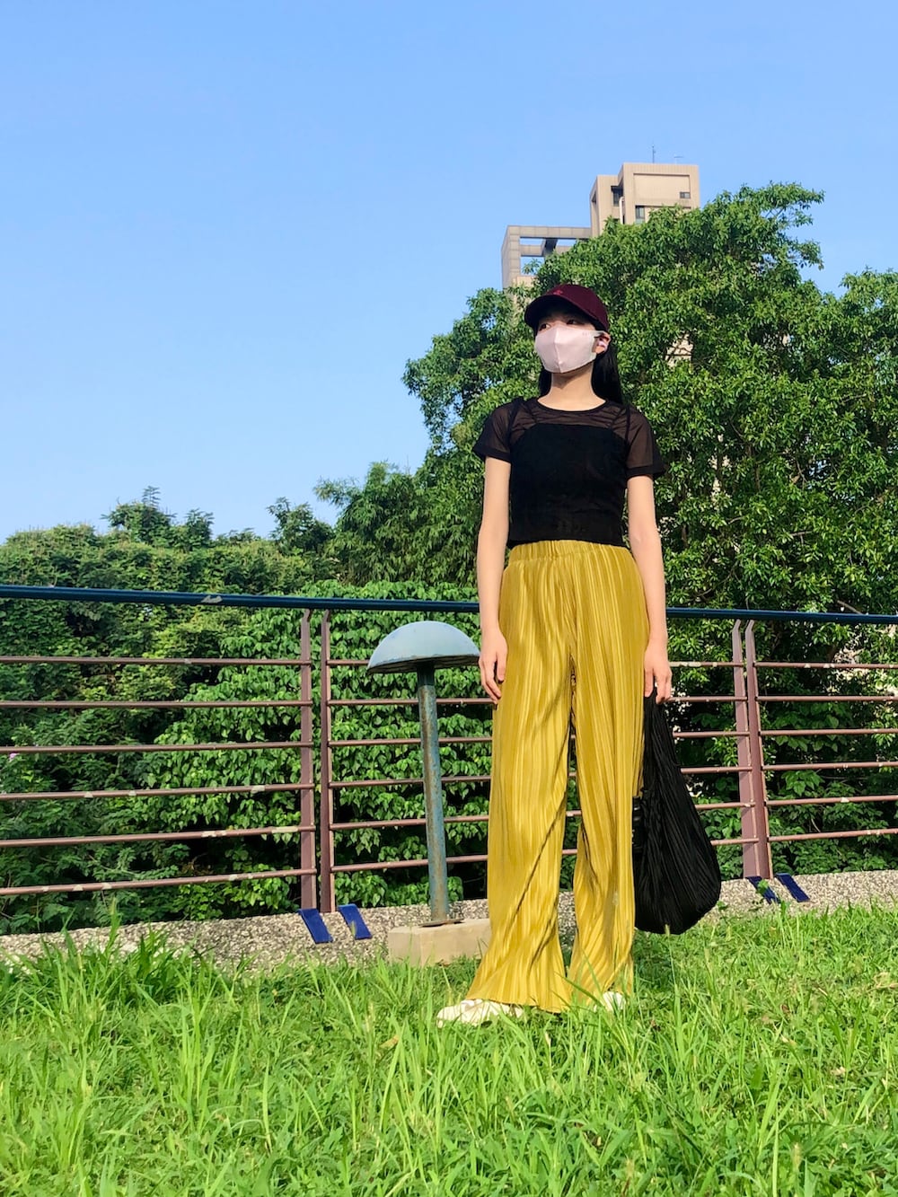 ゴールド系のパンツ、ブラック系のバッグ、ゴールド系のシューズを着用したレディースの秋コーディネートの2枚目の写真