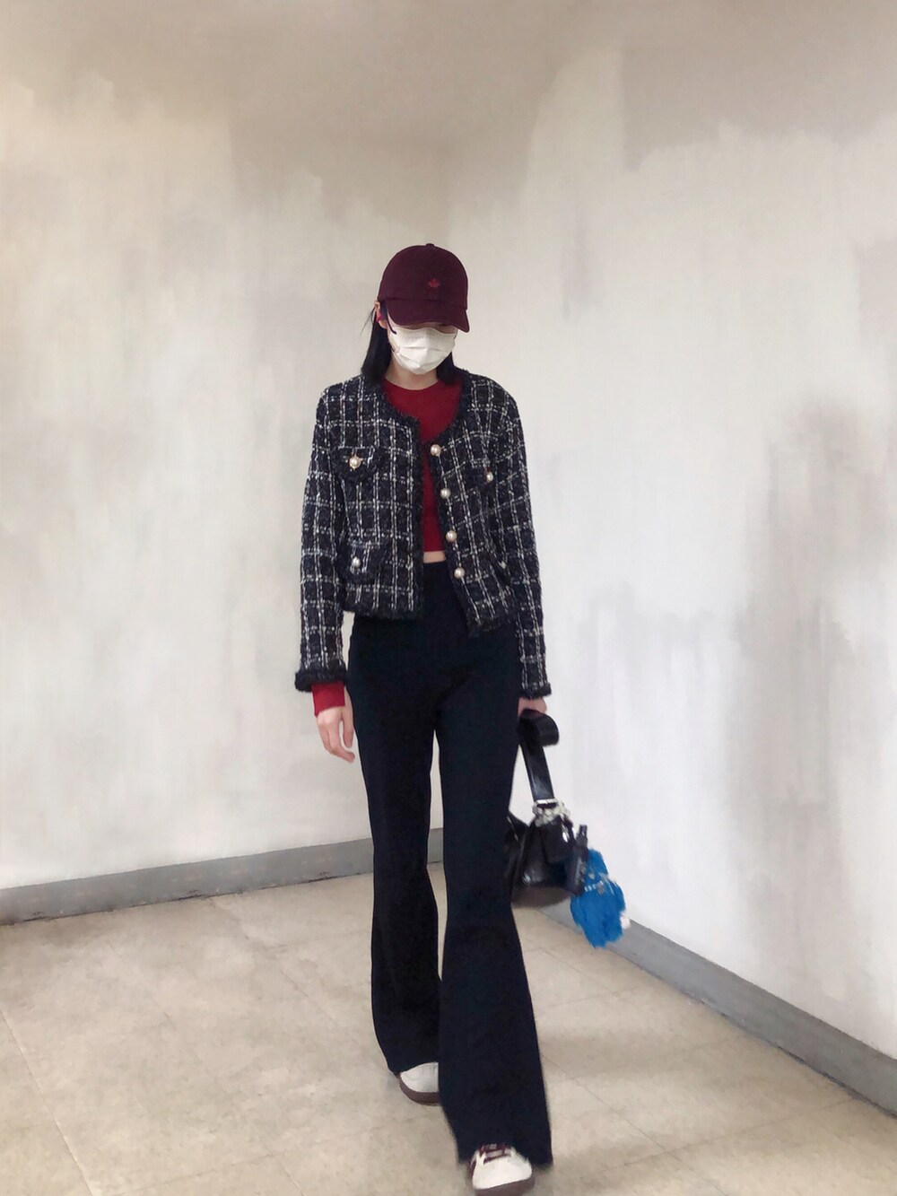 レッド系のニット/セーター、ブラック系のパンツ、ブラック系のスーツジャケットを着用したレディースの冬コーディネートの3枚目の写真