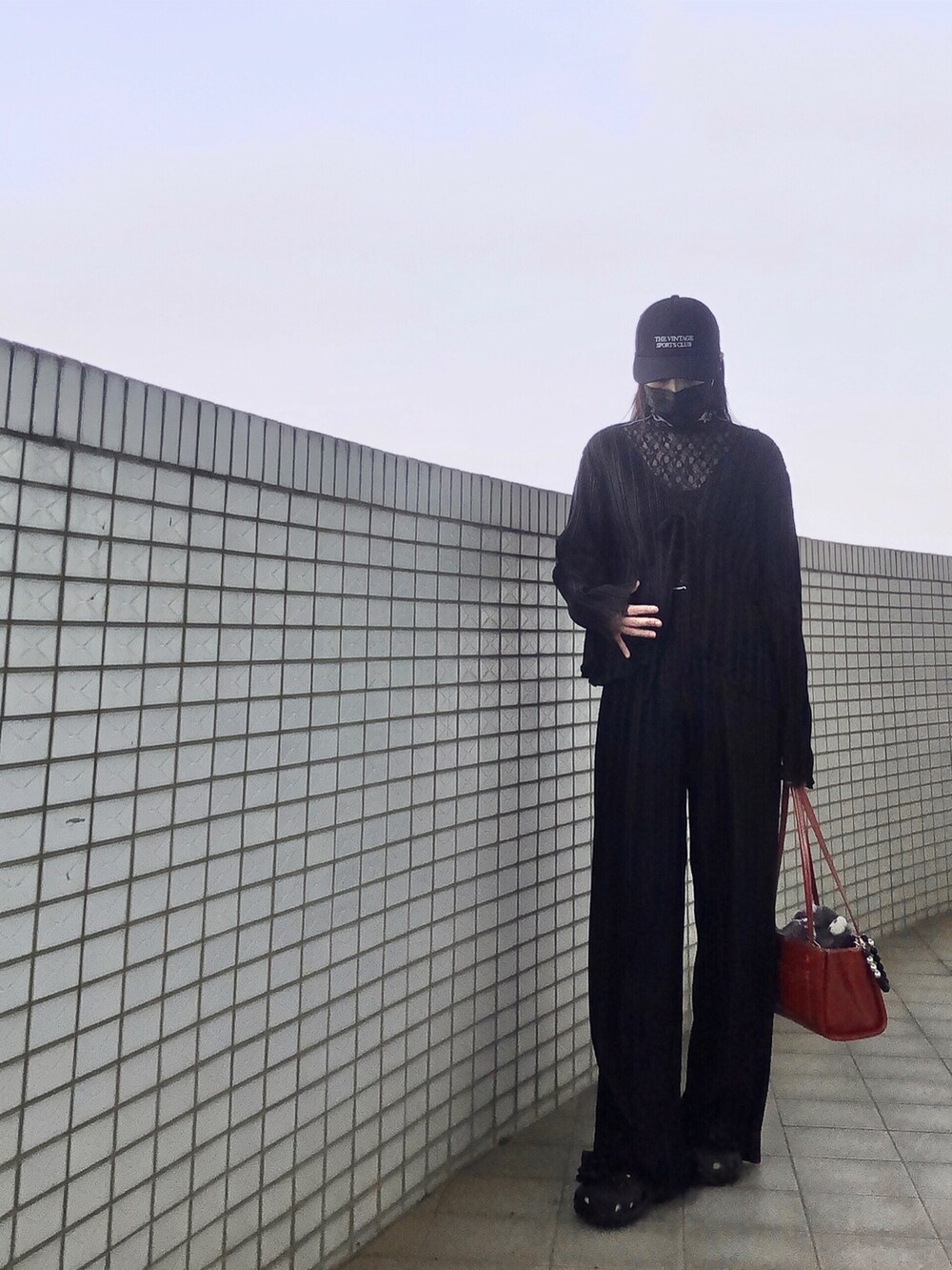 ブラック系のトップス、その他のノーカラージャケット、ブラック系のパンツを着用したレディースの春コーディネートの2枚目の写真