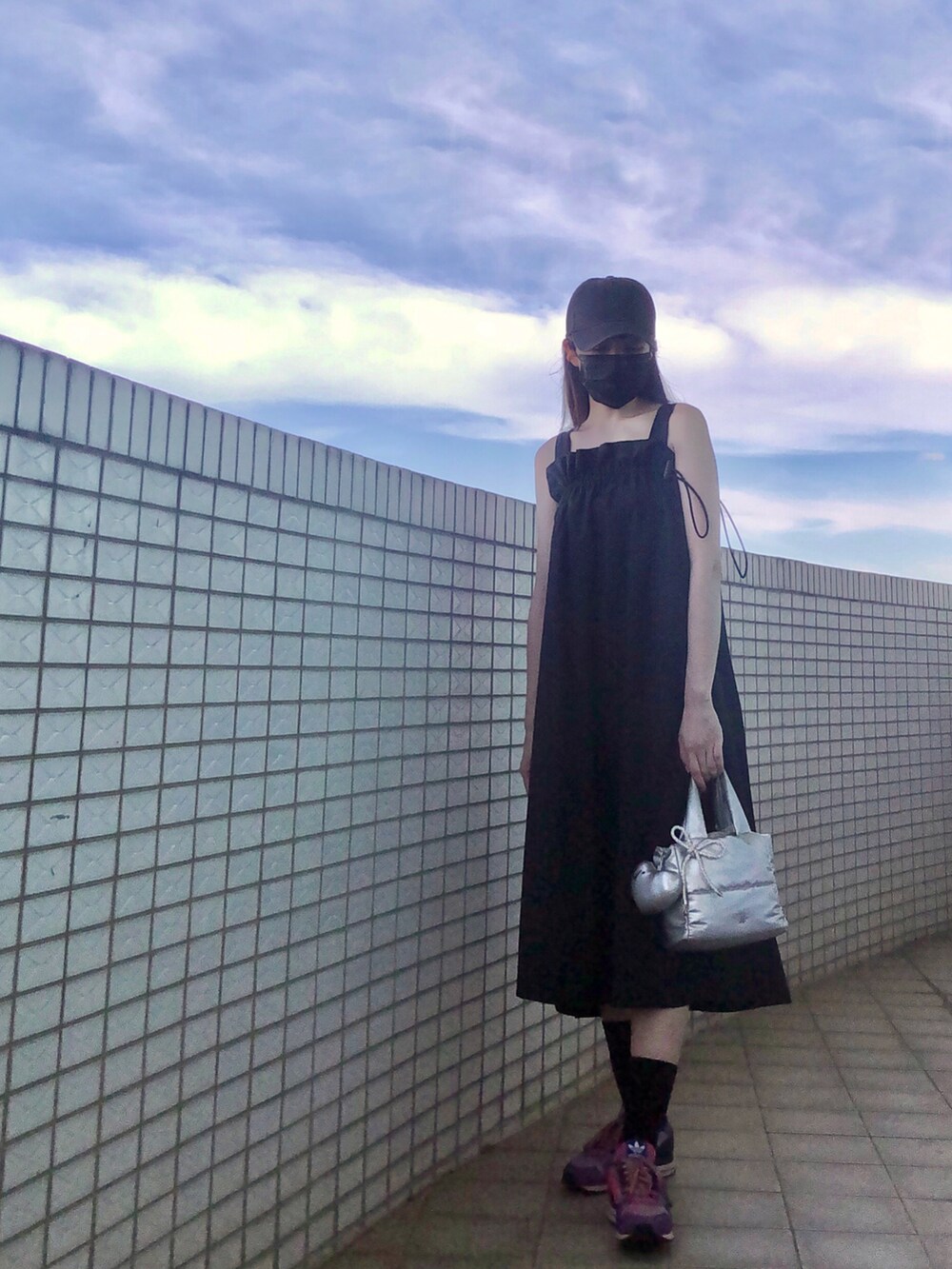 ブラック系のチューブトップ、ブラック系のトップス、ブラック系のスカートを着用したレディースの夏コーディネートの2枚目の写真