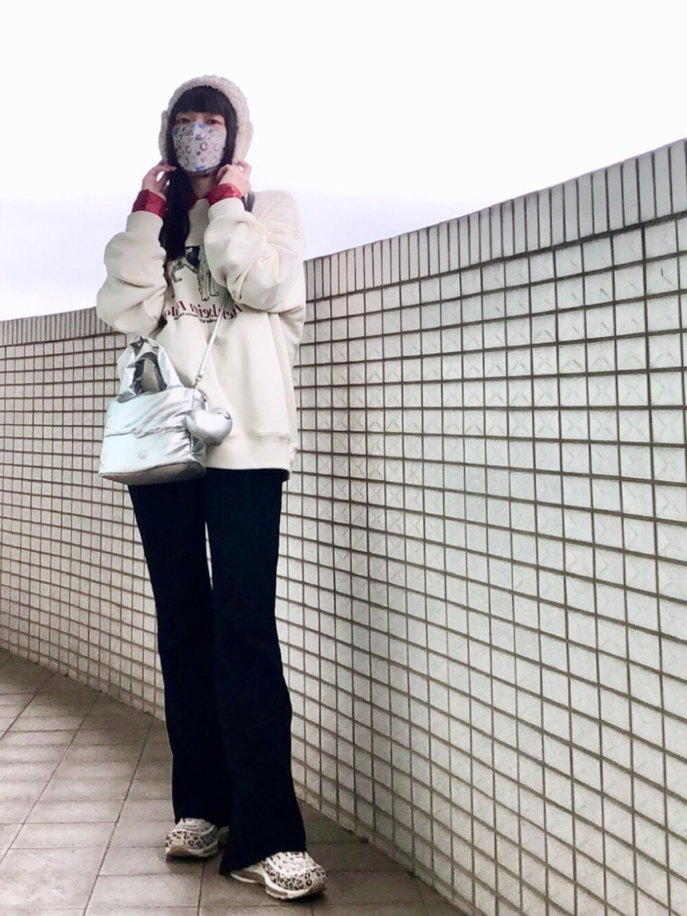 ブラック系のその他アウター、ベージュ系のトップス、レッド系のシャツ/ブラウスを着用したレディースの春コーディネートの2枚目の写真