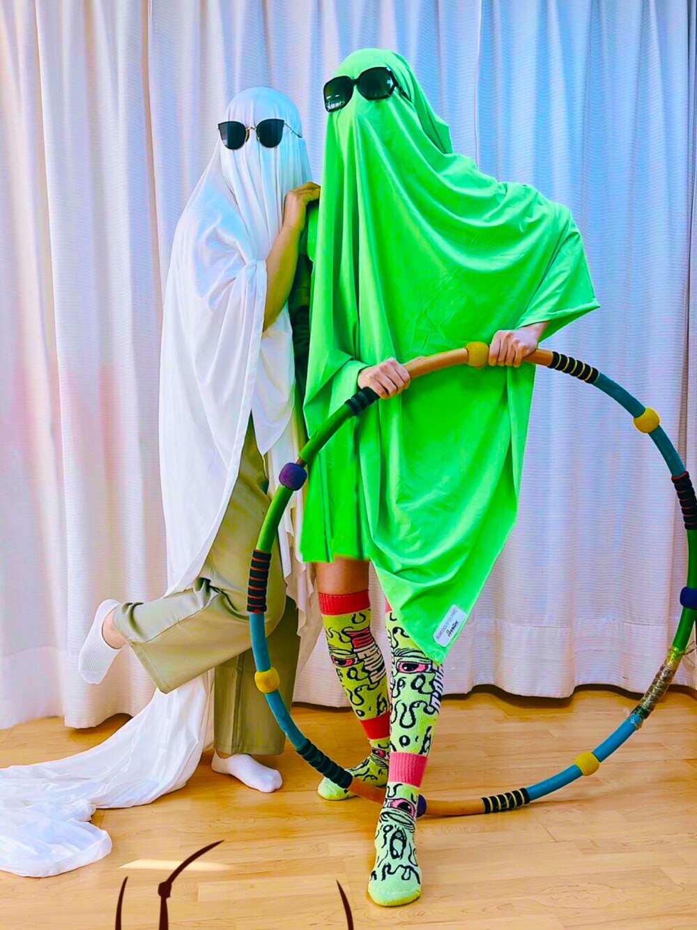 グリーン系のマフラー、グリーン系のタイツ/ストッキング、ブラック系のサングラスを着用したレディースの秋コーディネートの5枚目の写真