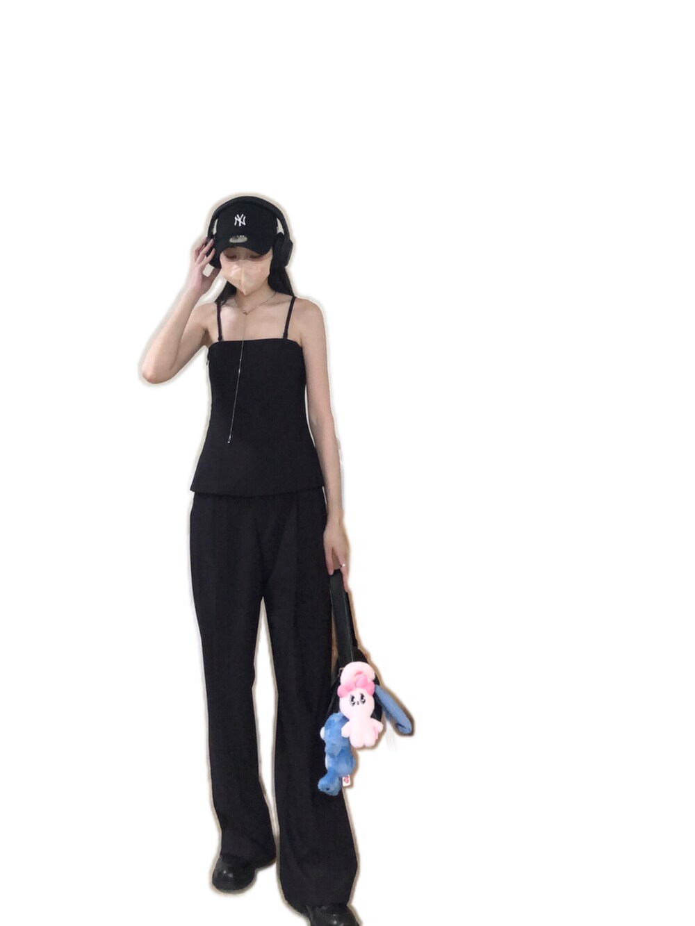 パープル系のスーツベスト、パープル系のスーツパンツ、その他のショルダーバッグを着用したレディースの夏コーディネートの4枚目の写真