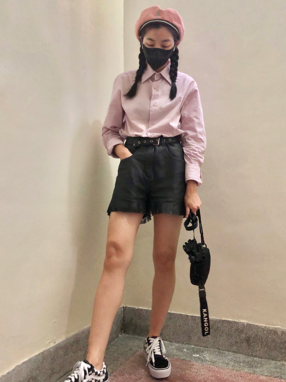 ピンク系のシャツ/ブラウス、グリーン系のバッグ、ブラック系のスニーカーを着用したレディースの秋コーディネートの4枚目の写真