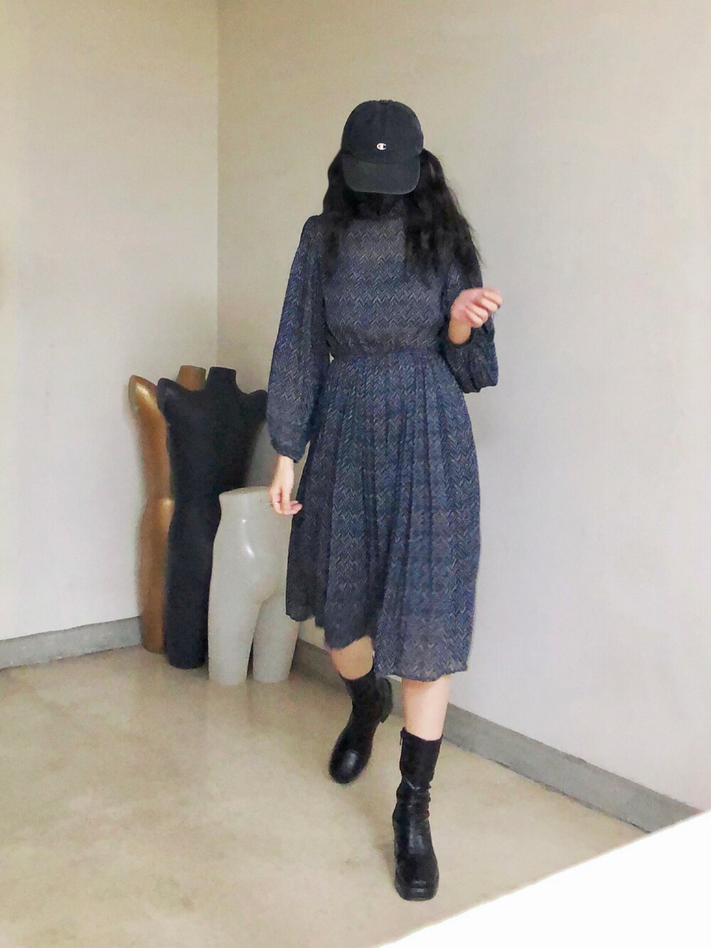 シルバー系のバックパック/リュック、ブラック系のシューズ、イエロー系のスニーカーを着用したレディースの秋コーディネートの4枚目の写真