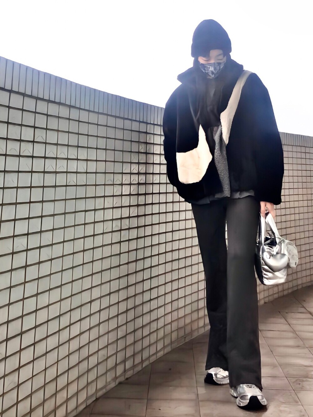 ブラック系のその他アウター、シルバー系のバッグ、グレー系のパンツを着用したレディースの春コーディネートの2枚目の写真