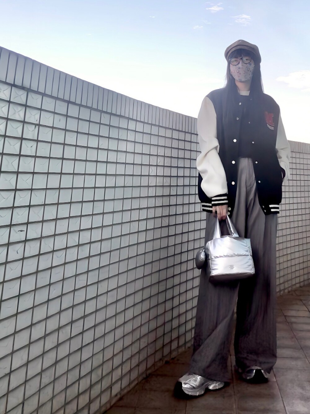 ブルー系のニット/セーター、グレー系のスーツパンツ、シルバー系のシューズを着用したレディースの冬コーディネートの3枚目の写真