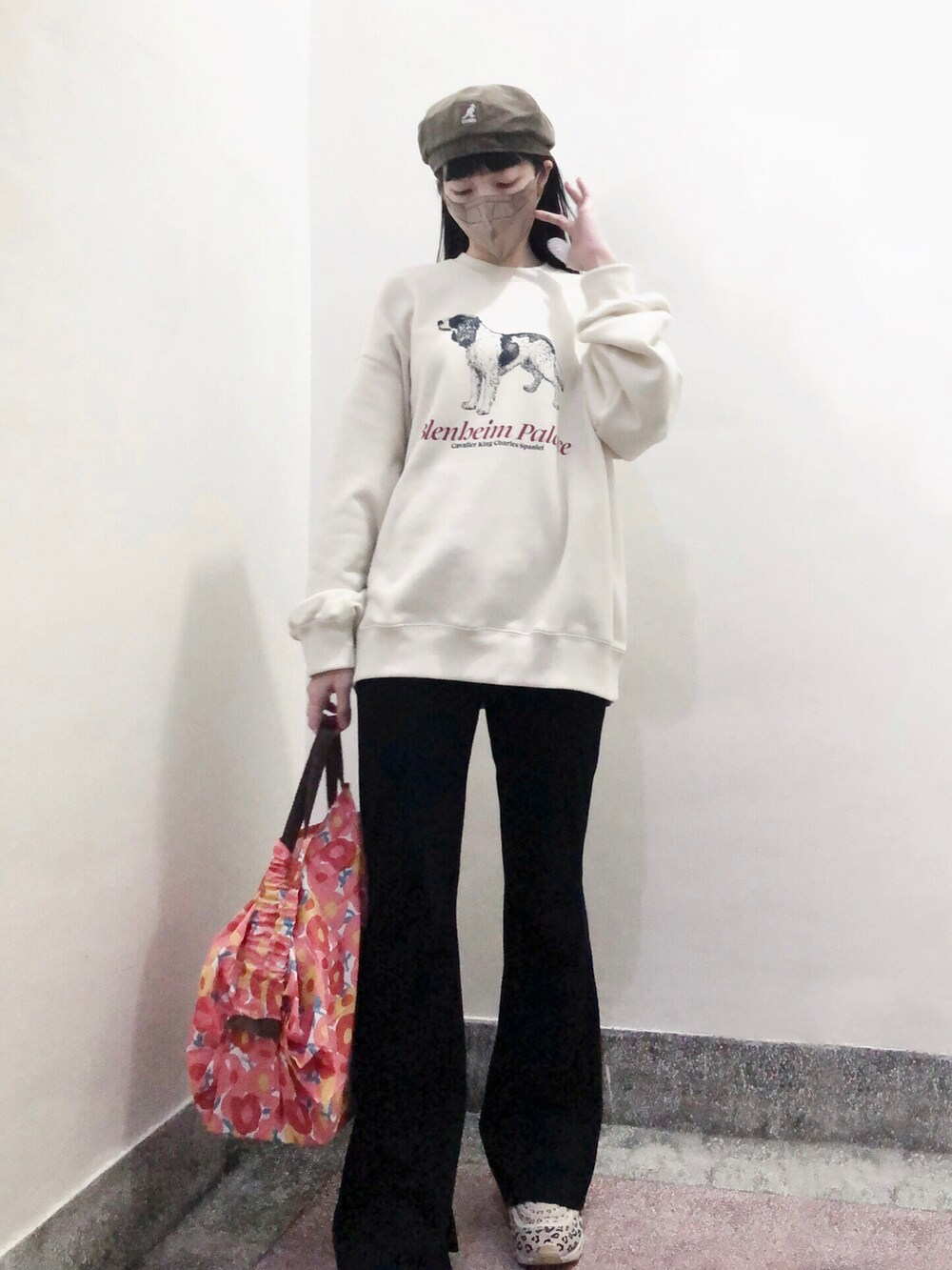 ベージュ系のトップス、ブラック系のパンツ、その他のエコバッグ/サブバッグを着用したレディースの冬コーディネートの2枚目の写真