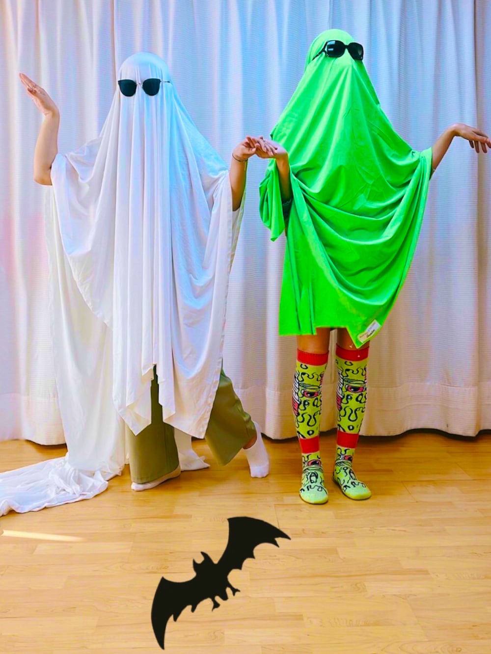 グリーン系のマフラー、グリーン系のタイツ/ストッキング、ブラック系のサングラスを着用したレディースの秋コーディネートの2枚目の写真