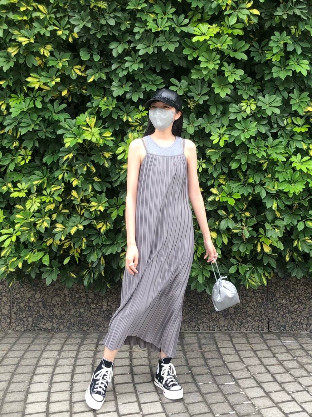その他のチューブトップ、グレー系のジャンパースカート、シルバー系のバッグを着用したレディースの夏コーディネートの2枚目の写真