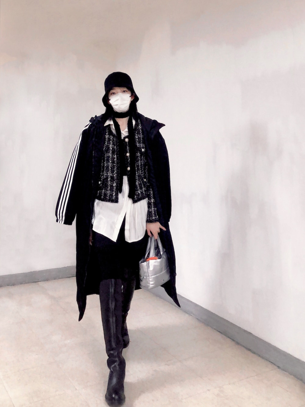 ホワイト系のシャツ/ブラウス、ブラック系のジャケット/アウター、ブラック系のスーツジャケットを着用したレディースの冬コーディネートの2枚目の写真