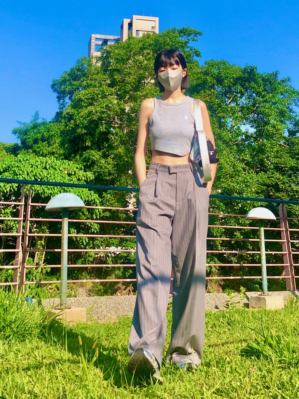 その他のその他トップス、グレー系のスーツパンツ、その他のショルダーバッグを着用したレディースの夏コーディネートの3枚目の写真