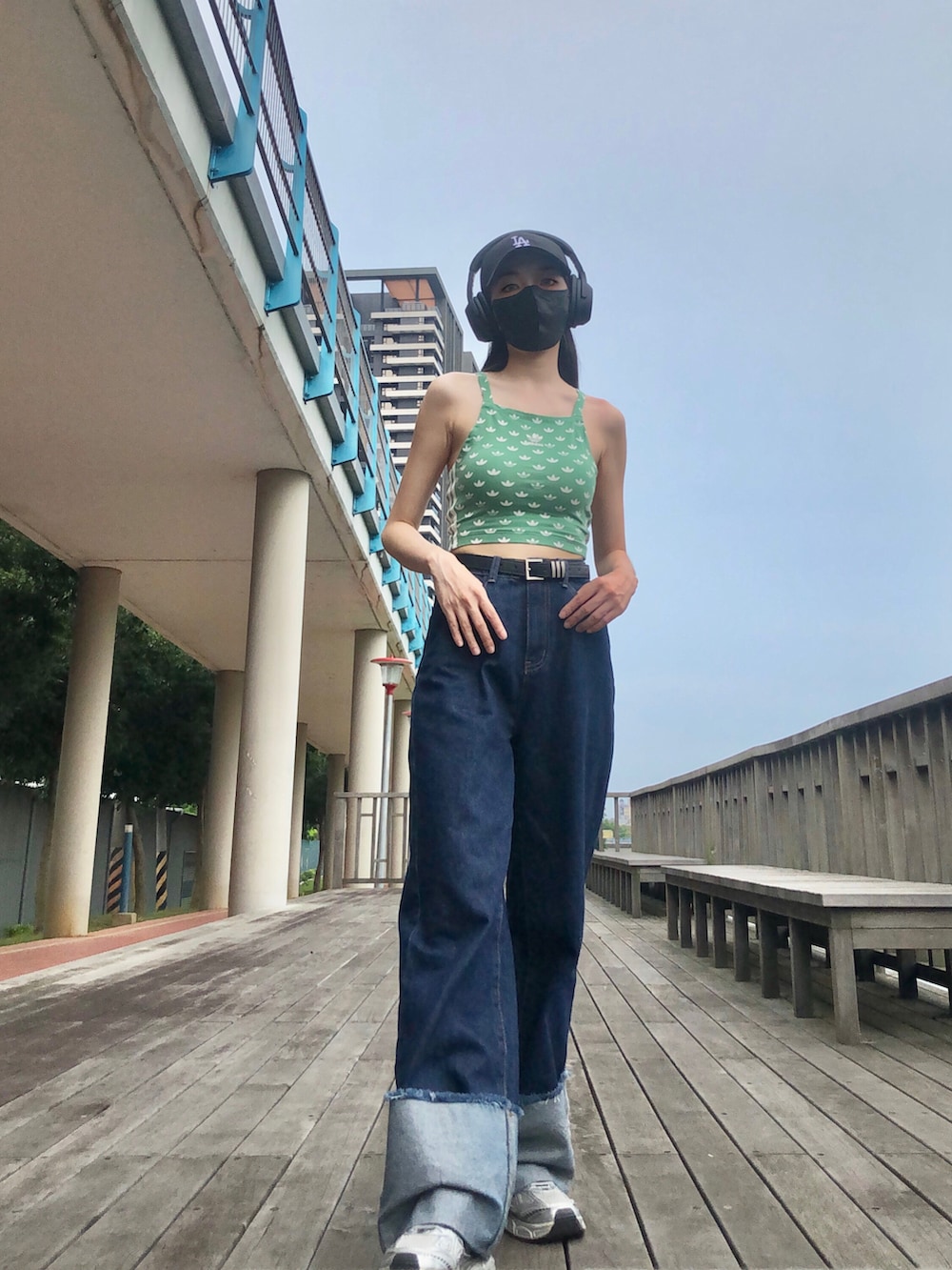 グリーン系のタンクトップ、その他のその他アウター、ブルー系のその他アウターを着用したレディースの夏コーディネートの2枚目の写真