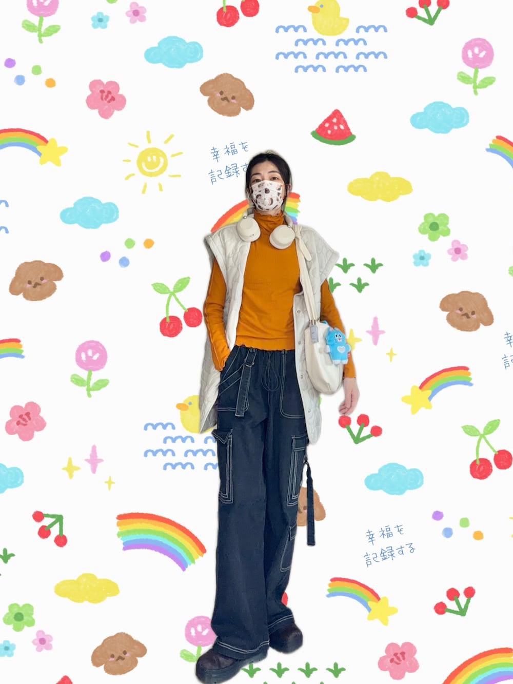 オレンジ系のTシャツ/カットソー、ブラック系のパンツ、ベージュ系のバッグを着用したレディースの春コーディネートの5枚目の写真