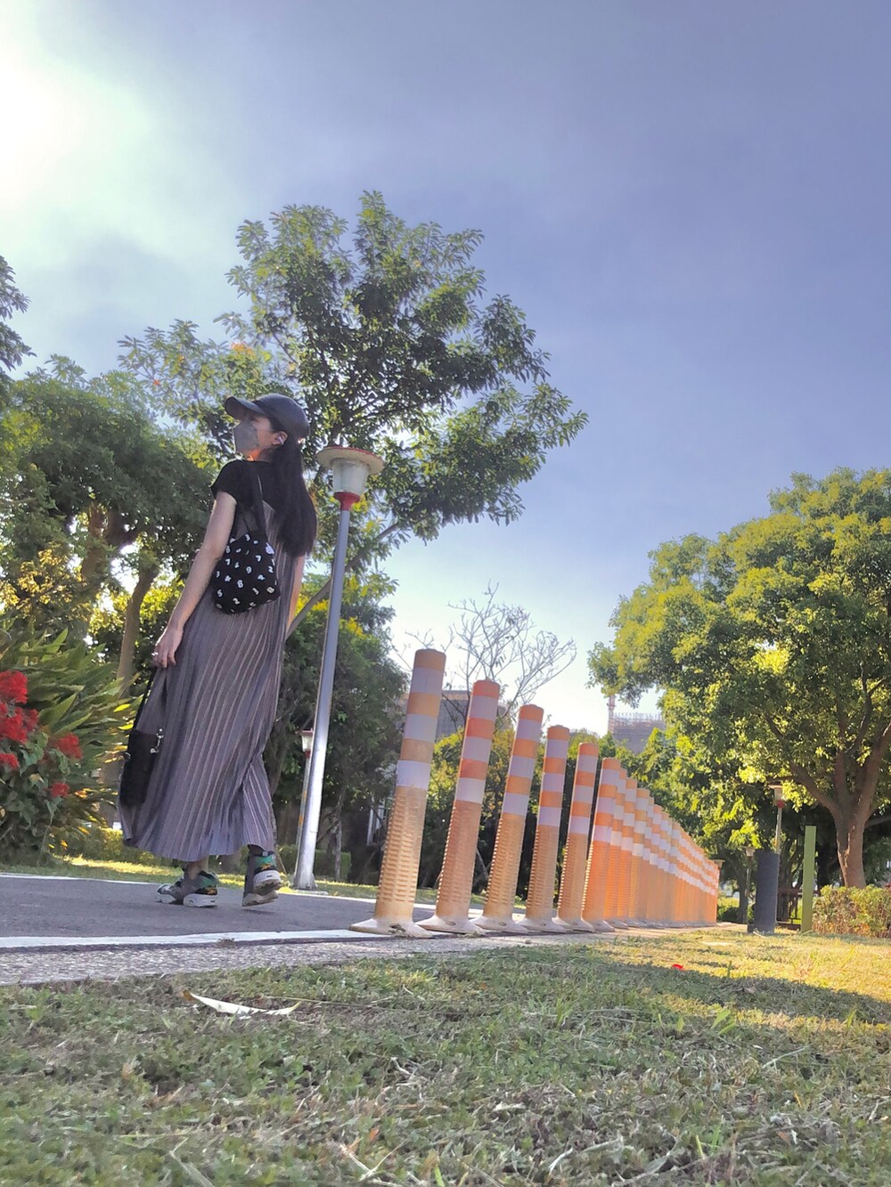 その他のスニーカー、ブラック系のTシャツ/カットソー、グレー系のジャンパースカートを着用したレディースの秋コーディネートの2枚目の写真