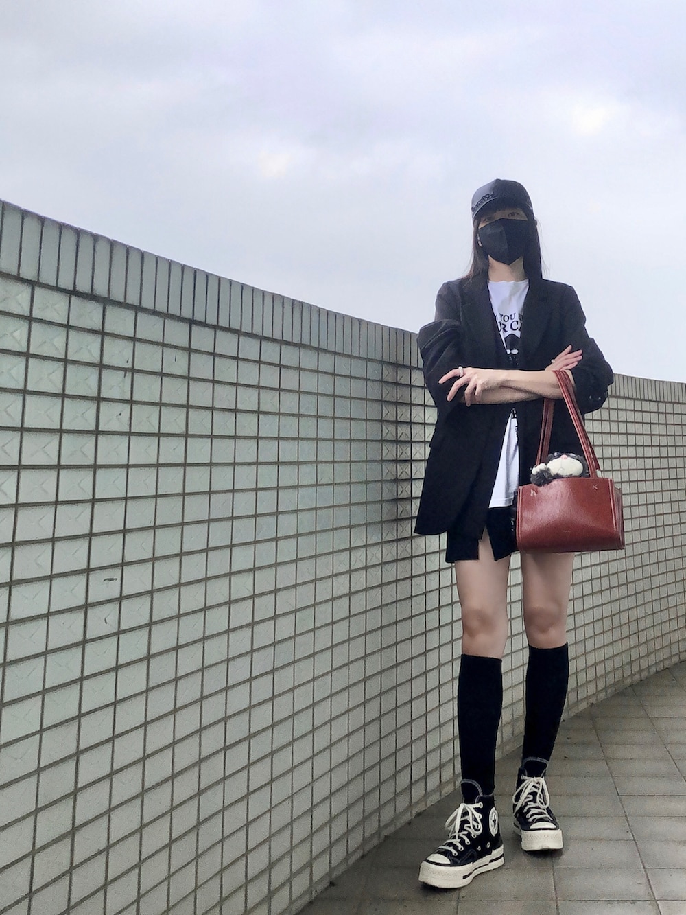 ホワイト系のTシャツ/カットソー、ブラック系のスカート、ブラック系のスーツジャケットを着用したレディースの春コーディネートの2枚目の写真