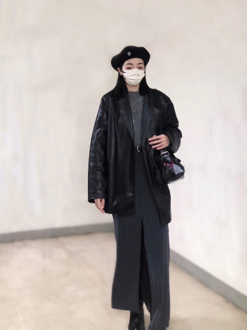 ブラック系のスーツジャケット、グレー系のスーツジャケット、グレー系のニット/セーターを着用したレディースの春コーディネートの3枚目の写真