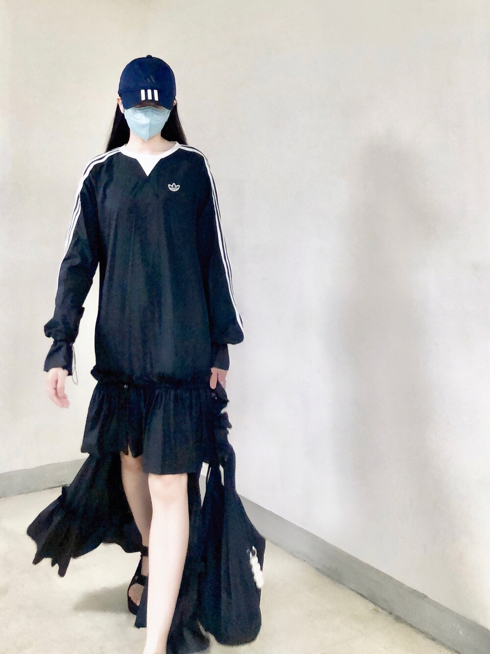ブラック系のワンピース、ブラック系のバッグ、ブラック系のサンダルを着用したレディースの夏コーディネートの2枚目の写真