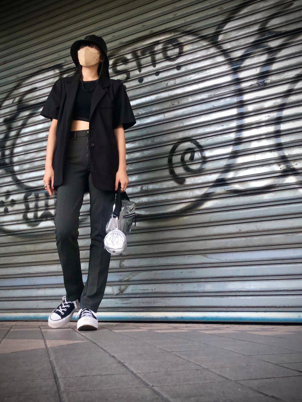 ブラック系のスーツジャケット、その他のその他トップス、シルバー系のバックパック/リュックを着用したレディースの秋コーディネートの3枚目の写真