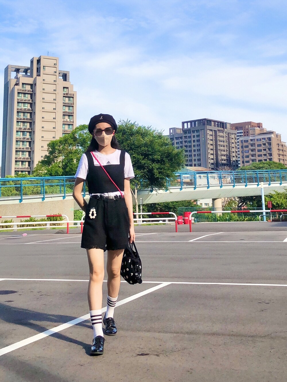 ブラック系のスーツベスト、ホワイト系のTシャツ/カットソー、ブラック系のスーツパンツを着用したレディースの夏コーディネートの2枚目の写真
