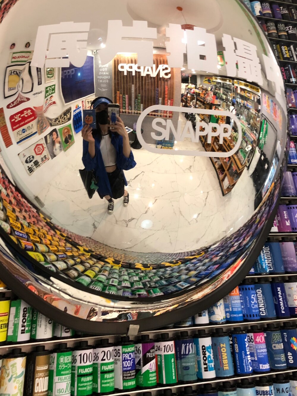 ブルー系のシャツ/ブラウス、ブラック系のカーゴパンツ、ブラック系のショルダーバッグを着用したレディースの春コーディネートの5枚目の写真