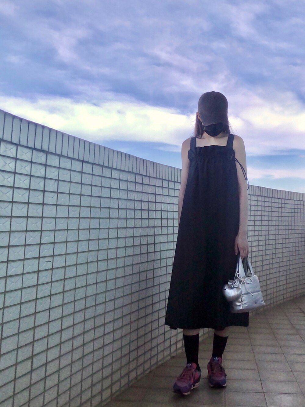 ブラック系のチューブトップ、ブラック系のトップス、ブラック系のスカートを着用したレディースの夏コーディネートの3枚目の写真