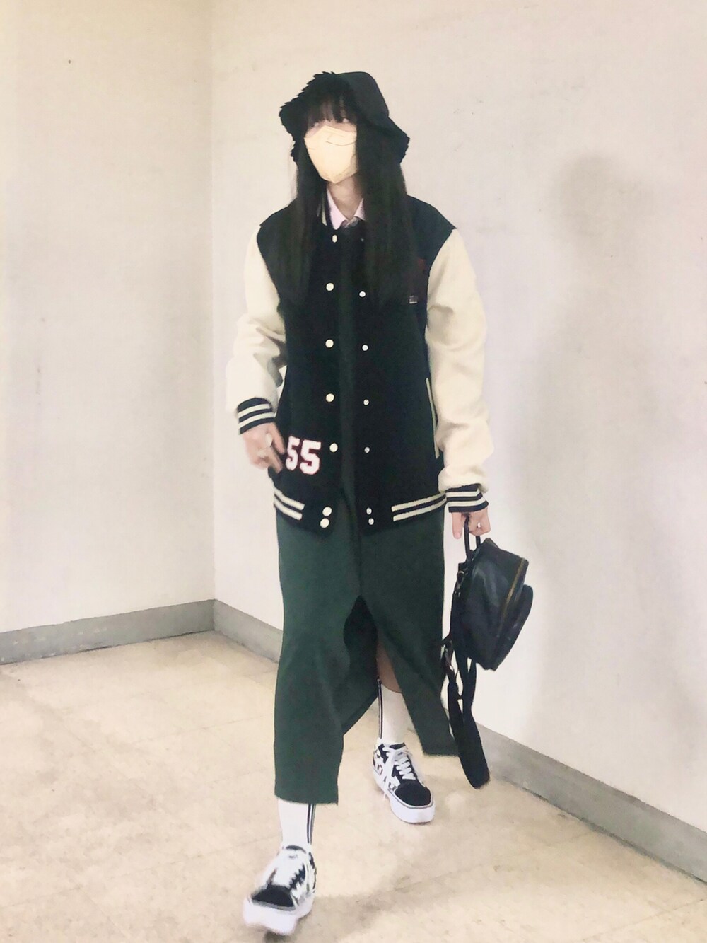 ピンク系のシャツ/ブラウス、グリーン系のジャンパースカート、ブラック系のスニーカーを着用したレディースの冬コーディネートの5枚目の写真