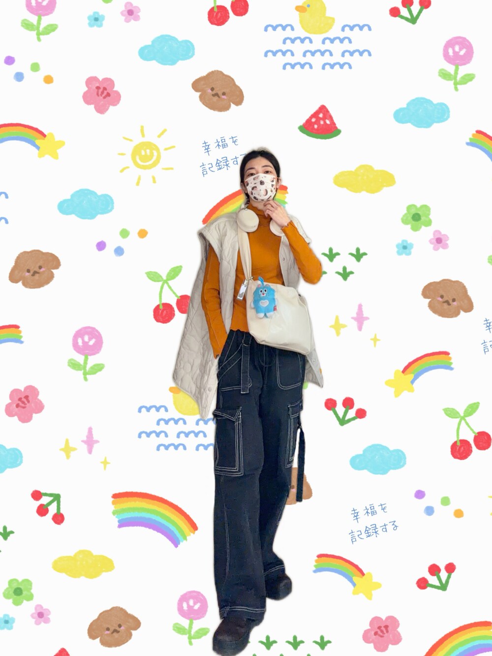 オレンジ系のTシャツ/カットソー、ブラック系のパンツ、ベージュ系のバッグを着用したレディースの春コーディネートの3枚目の写真